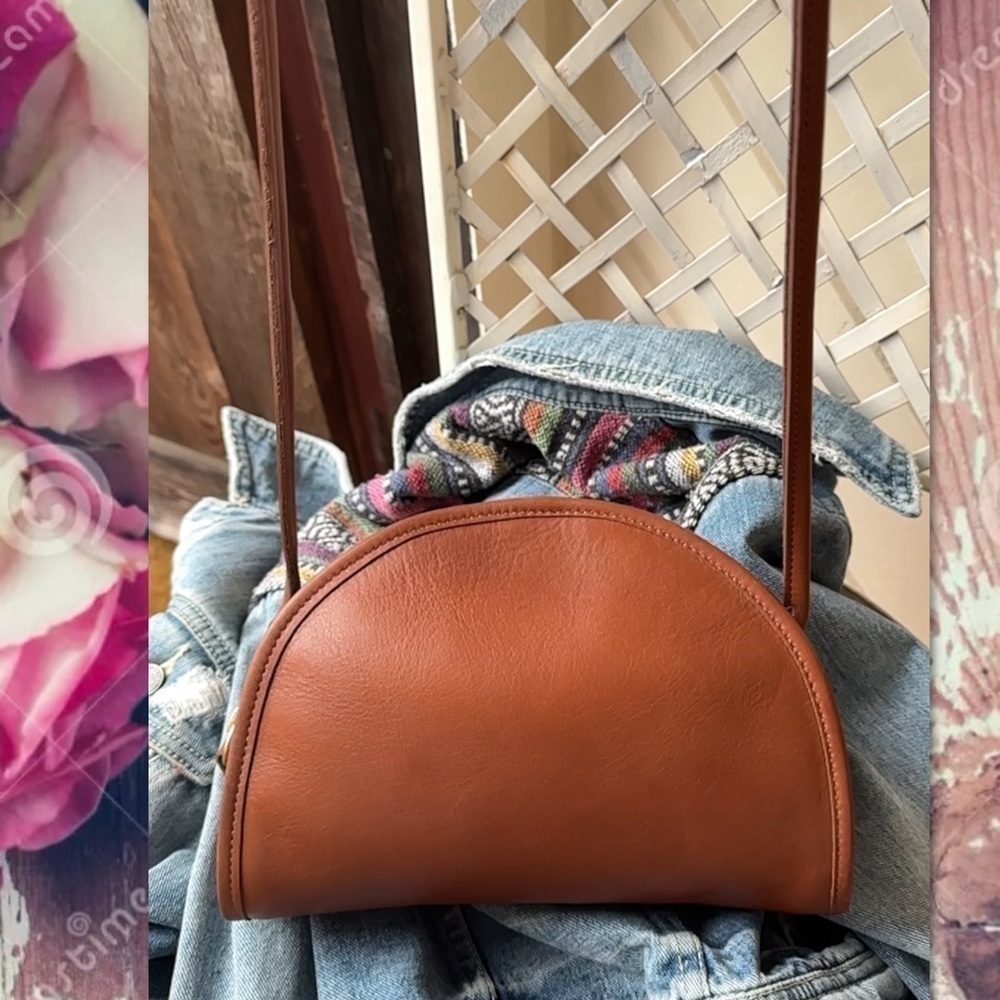 VINTAGE COACH KIMBALL HALF MOON BRITISH TAN CROSSBODY BAG
9911 - Picture 14 of 17